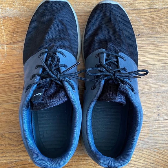 Nike Other - Nike Roshe run two-toned suede